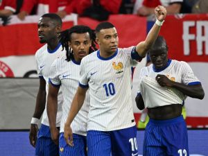 مبابي يقود فرنسا للفوز على النمسا (Photo by PATRICIA DE MELO MOREIRA / AFP)