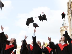 كلمات معبرة عن فرحة التخرج من الجامعة