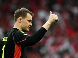 مانويل نوير قائد منتخب ألمانيا يقود الفريق للعبور لدور الـ 16 (Photo by Tobias SCHWARZ / AFP)