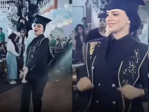 رقص طالبة في حفل تخرج جامعة أسيوط