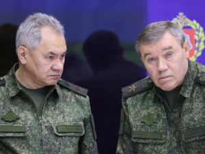 Russian Defence Minister Sergei Shoigu (L) and chief of the Russian General Staff Valery Gerasimov (R)