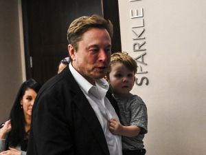 Twitter CEO Elon Musk holds one of his children after a keynote speech at the “Twitter 2.0: From Conversations to Partnerships,” marketing conference in Miami Beach, Florida, on April 18, 2023. (Photo by CHANDAN KHANNA / AFP) Elon Musk