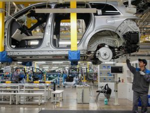 China's manufacturing downturn persists into second month