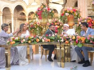 حفل زفاف ابنة مفيدة شيحة في باحة مسجد محمد علي باشا 