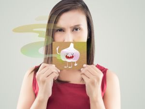 طبيب البوابة: 5 أمراض تسبب رائحة الفم الكريهة