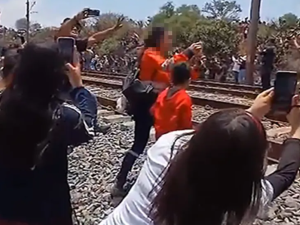 قطار يصطدم برأس فتاة خلال التقاطها صورة في المكسيك  قطار يصطدم برأس فتاة خلال التقاطها صورة في المكسيك