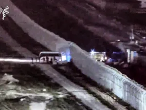 حافلة تخرج من قطاع غزة، وفيها أسرى أفرجت عنهم حماس ضمن صفقة تبادل