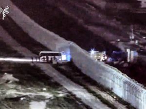 حافلة تخرج من قطاع غزة، وفيها أسرى أفرجت عنهم حماس ضمن صفقة تبادل