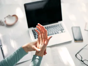 أسباب وأعراض تنميل أصابع القدم وخدر الأصابع