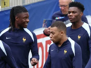 (From L) France's midfielder #06 Eduardo Camavinga, France's forward #10 Kylian Mbappe and Fance's midfielder #08 Aurelien Tchouameni attend a training session at Paul Janes Stadium in Duesseldorf on June 16, 2024, on the eve of their UEFA Euro 2024 Group D football match against Austria. (Photo by FRANCK FIFE / AFP)