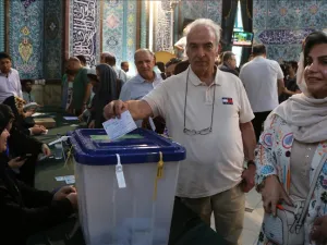 مددت لجنة الانتخابات الإيرانية فترة التصويت ثلاث مرات متتالية أمس الجمعة