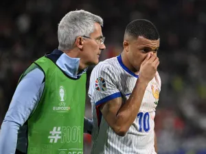 France's forward #10 Kylian Mbappe is escorted off the pitch for treatment during the UEFA Euro 2024 Group D football match between Austria and France at the Duesseldorf Arena in Duesseldorf on June 17, 2024. (Photo by PATRICIA DE MELO MOREIRA / AFP)