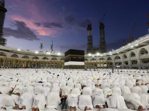 سماسرة الحج يعتمدون على استغلال رغبة الحجاج الشديدة في أداء المناسك
