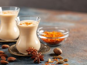 طبيب البوابة: حليب جوزة الطيب والزعفران لعلاج الأرق
