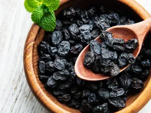 طبيب البوابة: 6 فوائد أكل منقوع الزبيب الأسود