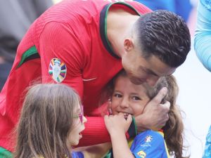 لقطة رونالدو مع الطفلة في يورو 2024 تشعل مواقع التواصل الاجتماعي