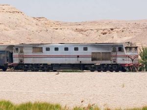 قطار يدهس رجل مصري ويحول جثته الى أشلاء