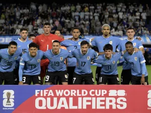 Players of Uruguay pose for a picture before the 2026 FIFA World Cup South American qualification football match between Argentina and Uruguay at La Bombonera stadium in Buenos Aires on November 16, 2023. (Photo by JUAN MABROMATA / AFP)