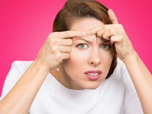 أسباب ظهور الحبوب على حسب مكانها في الوجه