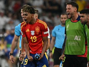 يامال (يسار) يقود إسبانيا إلى النهائي (Photo by JAVIER SORIANO / AFP)