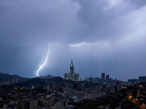 الرياح تتسبب في أزمة في مكة وجازان