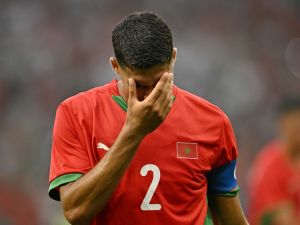 خيبة أمل القائد أشرف حكيمي بعد خسارة المغرب (Photo by Arnaud FINISTRE / AFP)