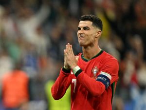 رونالدو يعتذر من الجماهير جراء إهدار ركلة الجزاء أمام سلوفينيا (Photo by PATRICIA DE MELO MOREIRA / AFP)