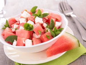 سلطة البطيخ مع جبنة الحلوم والنعناع