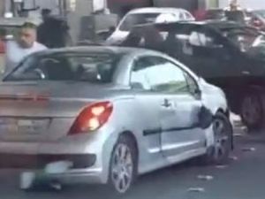 سيدة تقتحم سيارات المارة 