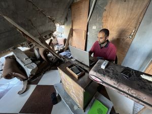 طالب يناقش رسالة دكتوراه من منزله المدمر في غزة -(وفا)