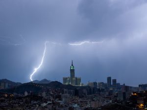 عاجل!! مكة تنضم إلى منطقة الإنذار الأحمر والأرصاد تحذر