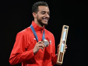 محمد السيد يحتفل بالميدالية البرونزية (Photo by Fabrice COFFRINI / AFP)