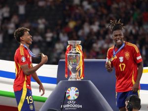 ويليامز ويامال على رأس التشكيلة المثالية ليورو 2024 (Photo by Adrian DENNIS / AFP)