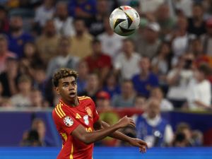 لامين يامال (Photo by FRANCK FIFE / AFP)