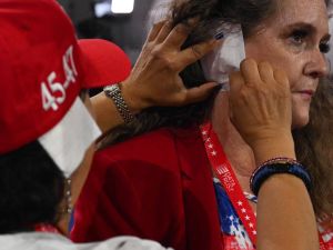 مؤيدو ترامب بضمادة في المؤتمر الوطني الجمهوري مؤيدو ترامب بضمادة في المؤتمر الوطني الجمهوري