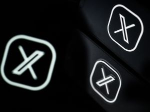 X platform: recent glitch reveals hidden likes
