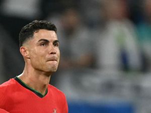 هجوم شرس على حفيظ دراجي بعد ما قاله عن بكاء كريستيانو رونالدو