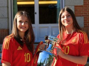 إنفانتا صوفيا وشقيقتها وريثة العرش الأميرة ليونور إنفانتا صوفيا وشقيقتها وريثة العرش الأميرة ليونور