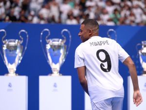 مبابي بقميص ريال مدريد لأول مرة  مبابي بقميص ريال مدريد لأول مرة