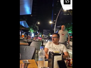 رجال أعمال سعوديون يتعرضون لاعتداء عنصري في إسطنبول  رجال أعمال سعوديون يتعرضون لاعتداء عنصري في إسطنبول