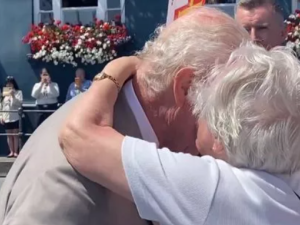 سيدة تقبل الملك تشارلز سيدة تقبل الملك تشارلز