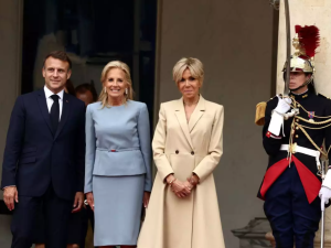 ماكرون وقرينته يستقبلان جيل بايدن ماكرون وقرينته يستقبلان جيل بايدن