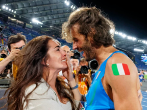 المتسابق الأولمبي الإيطالي جيانماركو تامبيري مع زوجته  المتسابق الأولمبي الإيطالي جيانماركو تامبيري مع زوجته