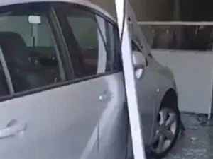 سيدة لبنانية غاضبة تقتحم محطة وقود وتحطم سيارة في المكان