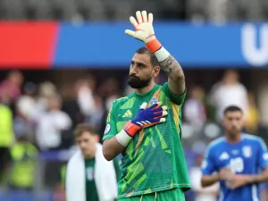 Italy's goalkeeper #01 Gianluigi Donnarumma waves to supporters at the end of the UEFA Euro 2024 round of 16 football match between Switzerland and Italy at the Olympiastadion Berlin in Berlin on June 29, 2024. (Photo by Ronny HARTMANN / AFP)