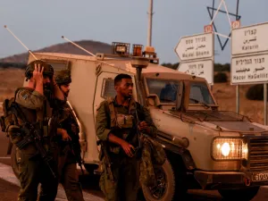 جنود إسرائيليون يقومون بتأمين طريق أثناء إطلاق صواريخ من جنوب لبنان في مرتفعات الجولان