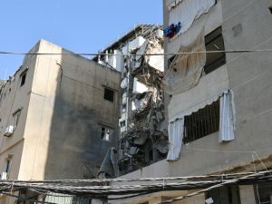 فرق الدفاع المدني تعمل منذ وقوع الحادثة على رفع الأنقاض فرق الدفاع المدني تعمل منذ وقوع الحادثة على رفع الأنقاض