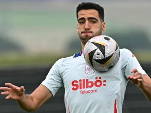 Spain's midfielder #06 Mikel Merino controls the ball during a training session at the team's base camp in Donaueschingen, on July 10, 2024, during the UEFA Euro 2024 championship. (Photo by JAVIER SORIANO / AFP)