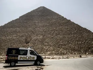 تلقت الأجهزة الأمنية بلاغًا يفيد بالعثور على جثة ربة منزل محترقة الوجه ومعظم أجزاء الجسد