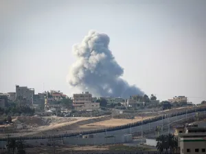 قصف اسرائيلي في منطقة رفح قرب الجدار الحدودي مع مصر
